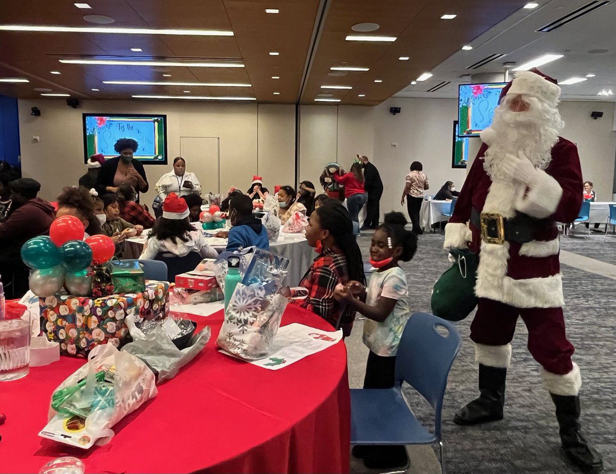 UFT's tweet photo. 🎁🎅🏻 UFT members donated more than 1,000 toys this holiday season for students in need. Today at union headquarters, the halls were decked and spirits were bright for a holiday party organized by @UFT_Elementary in partnership with @NYHomeless! https://t.co/2GGjPo6EMW