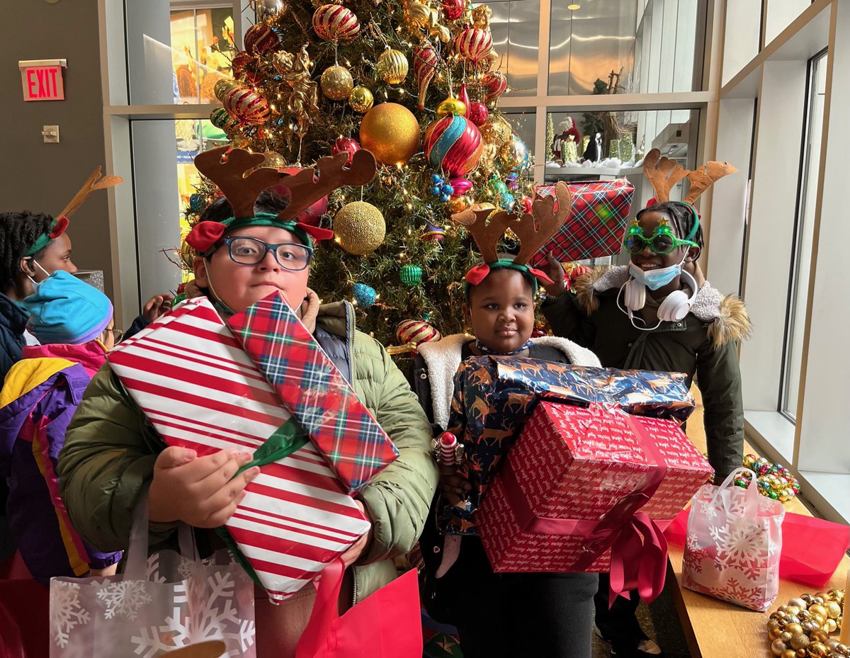 UFT's tweet photo. 🎁🎅🏻 UFT members donated more than 1,000 toys this holiday season for students in need. Today at union headquarters, the halls were decked and spirits were bright for a holiday party organized by @UFT_Elementary in partnership with @NYHomeless! https://t.co/2GGjPo6EMW
