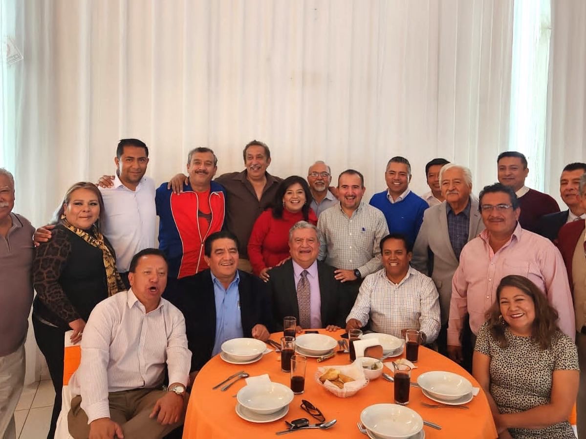 FraCom2022's tweet photo. El diálogo 🗣️con la región de #PueblaOriente fortaleció las propuestas que #VictorOrtiz ✌🏼🟠 tiene para todos los trabajadores de la educación 👩🏻‍🏫👨🏻‍🏫 ¡Gracias por todo! https://t.co/6WZGHsZFMZ
