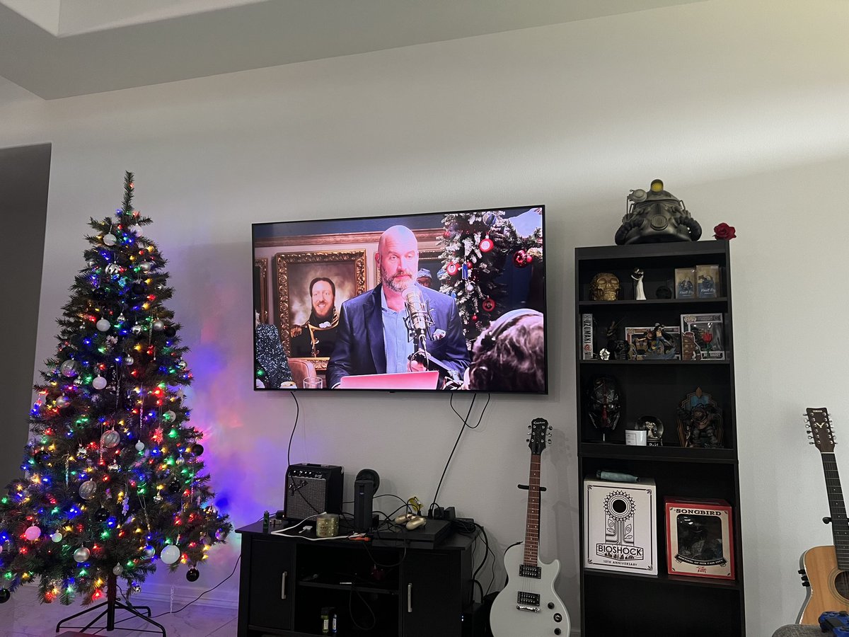 ZombieLaz's tweet photo. Merry Christmas Mommies! My husband walked out during the heavy segment 🎅 #YMHLive https://t.co/KGkXgrcZ5c