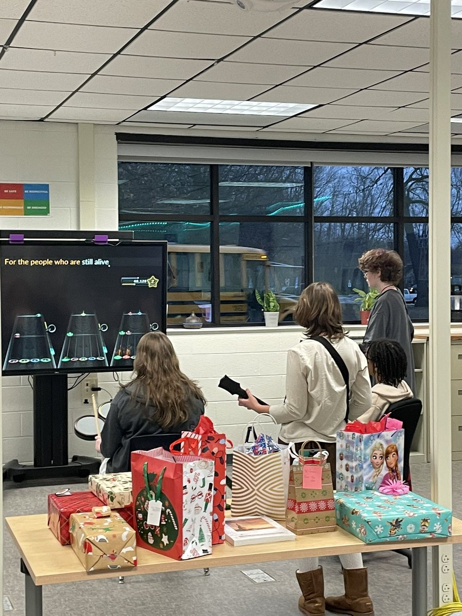 FordCTC's tweet photo. Wayne-Westland Early College students celebrate the conclusion of their first semester of college! These students will simultaneously earn their Associate Degree and High School Diploma — at no cost. https://t.co/N4QEsHMVHx