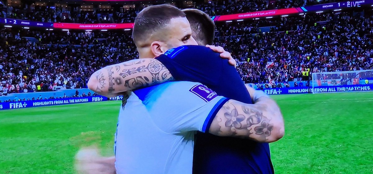 Winnaar en verliezer feliciteren/troosten elkaar. 
Zó hoort het, Argentinië! 

#ENGFRA #FRAENG #FRAANG
#Frankrijk #Giroud #NEDARG