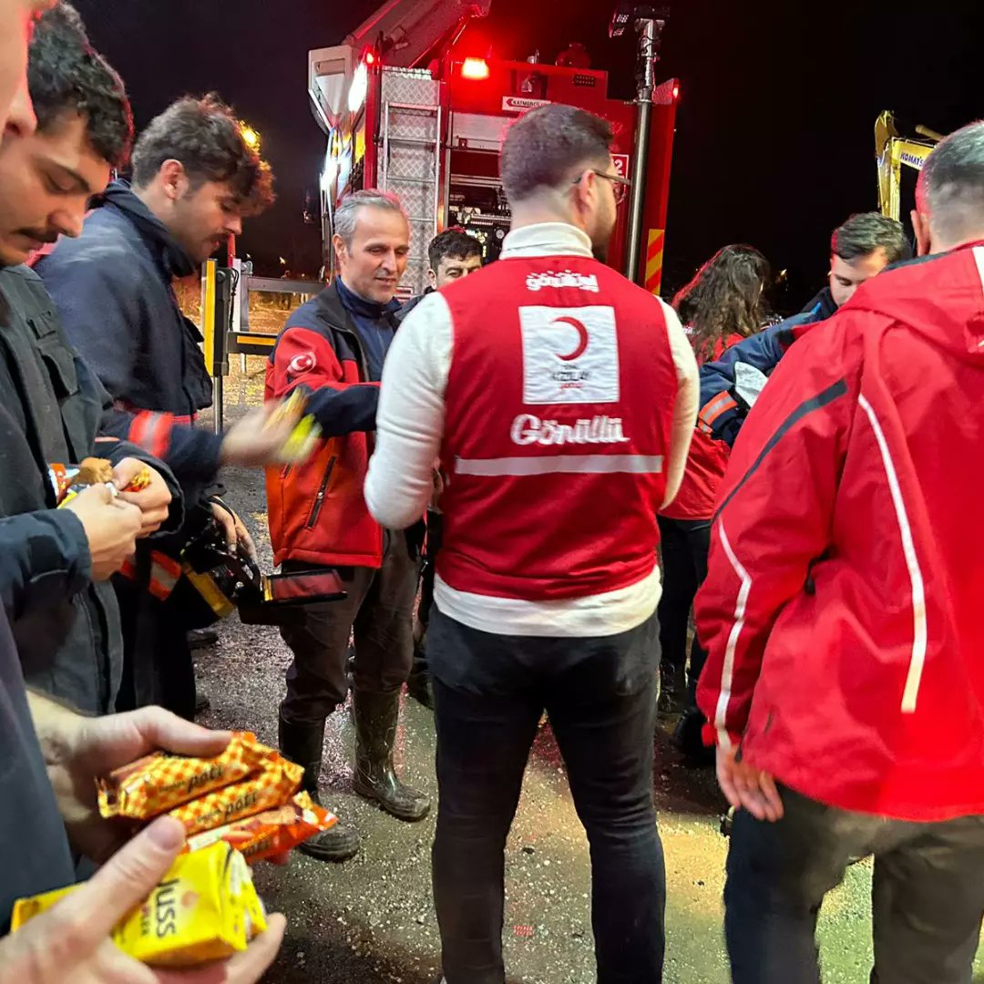 kizilaysakarya's tweet photo. Zirai Aletler Sanayisinde bir mobilya fabrikasında çıkan yangına müdahale eden itfaiye, emniyet ve sağlık çalışanlarına ikramlarda bulunduk.

@kizilay
@genckizilay54
@genckizilaysau
@drkerem
@dr_ialtan
@cevdet_koc https://t.co/XKurBWZ5pb