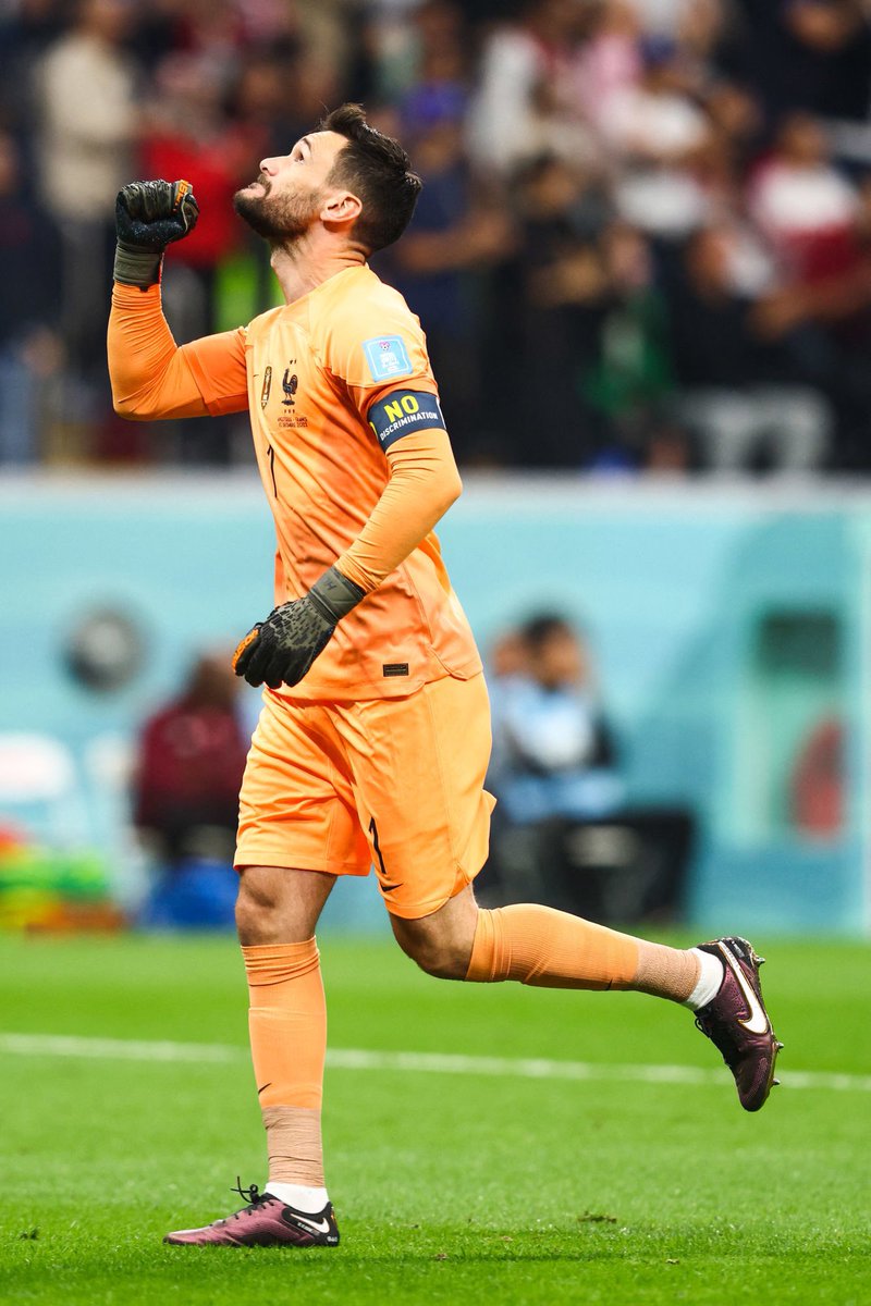 ActuFoot_'s tweet photo. Merci Hugo. 🇫🇷🧱 https://t.co/Td9AiWy83W