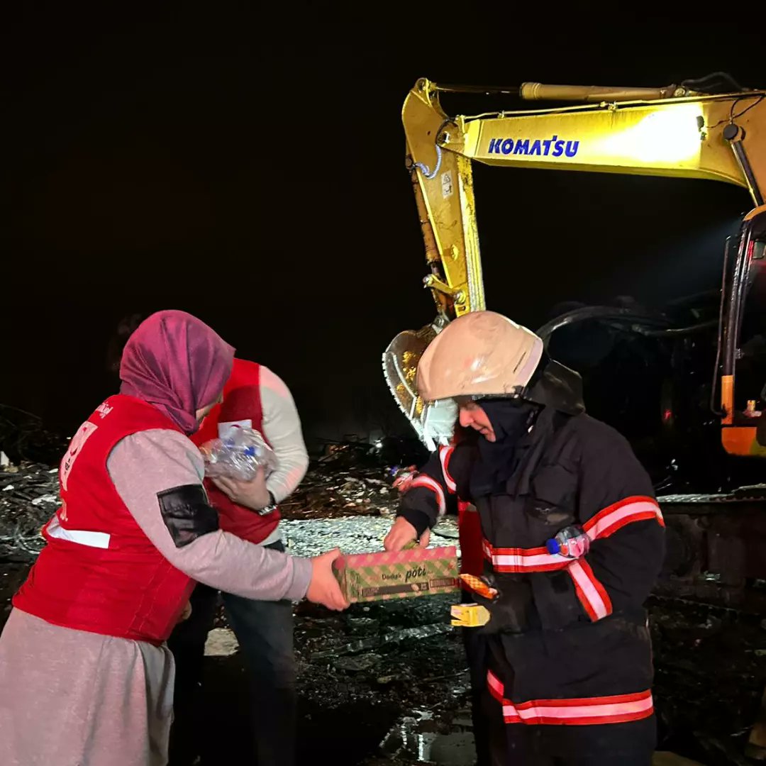 kizilaysakarya's tweet photo. Zirai Aletler Sanayisinde bir mobilya fabrikasında çıkan yangına müdahale eden itfaiye, emniyet ve sağlık çalışanlarına ikramlarda bulunduk.

@kizilay
@genckizilay54
@genckizilaysau
@drkerem
@dr_ialtan
@cevdet_koc https://t.co/XKurBWZ5pb