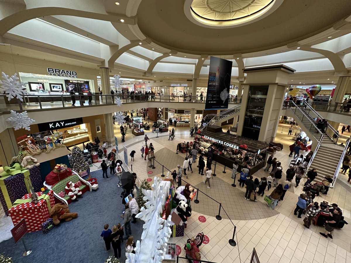 amaiman's tweet photo. First time at Deptford Mall in years…with the holiday crowd it almost looked like a regular Saturday from the old days.  Was nice to see no empty storefronts. https://t.co/bRDAR67Wqi