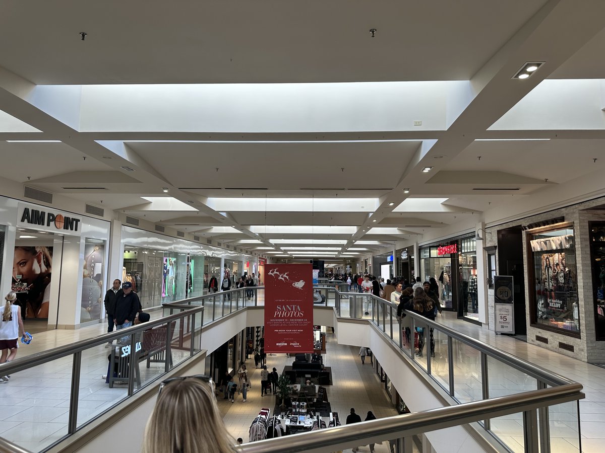 amaiman's tweet photo. First time at Deptford Mall in years…with the holiday crowd it almost looked like a regular Saturday from the old days.  Was nice to see no empty storefronts. https://t.co/bRDAR67Wqi