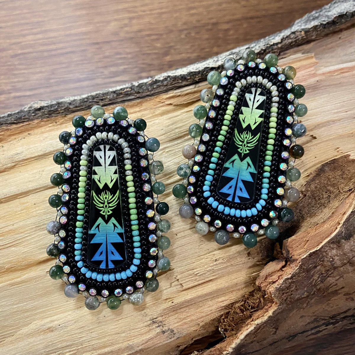 #ArtAdventCalendar Day 10. Green/blues is a colour combo I need to work in more often. 💚💙🖤 #ArtistOnTwitter #beadedearrings #beadembroidery #beadwork #earrings #etsy #etsyhandmade #INDIGENOUS #NativeTwitter #FirstNations #handmade #handcrafted #handmadejewelry