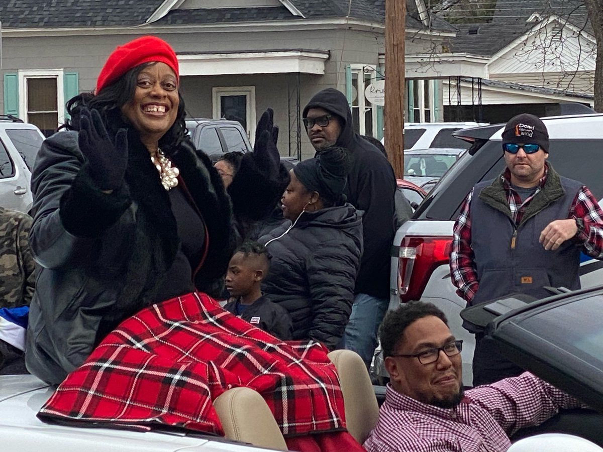 RoanokeChowanCC's tweet photo. Our college has been active in the community this holiday season! On Thursday, our President and staff participated in the Murfreesboro Christmas parade! Today, our President was the Grand Marshall for the Ahoskie Christmas Parade! 

#DiscoverRCCC https://t.co/sMLtValM5W