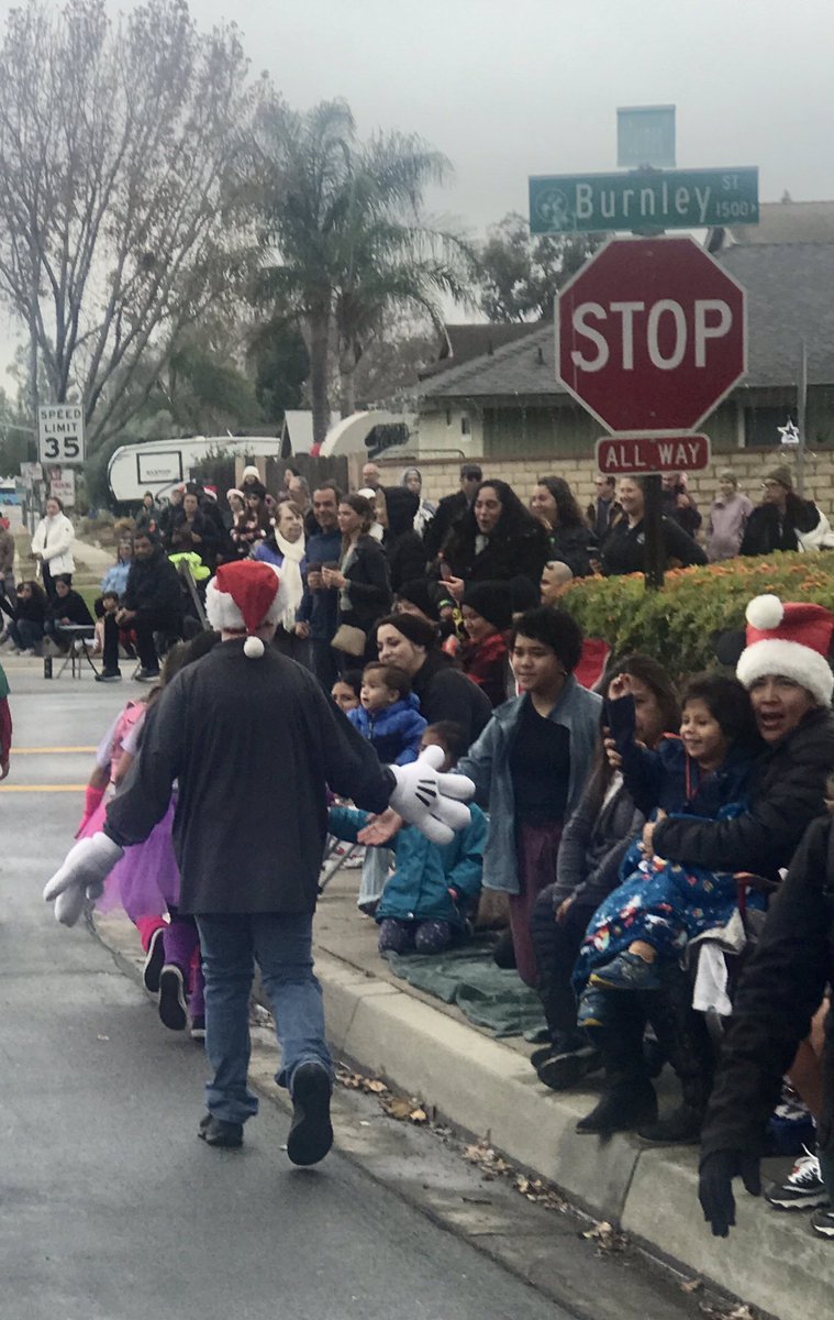 mbennett81094's tweet photo. @PVSDCamarillo We waved and high fived...even Mr. Grinch waved the whole way! 👋 https://t.co/aBxozVnymd