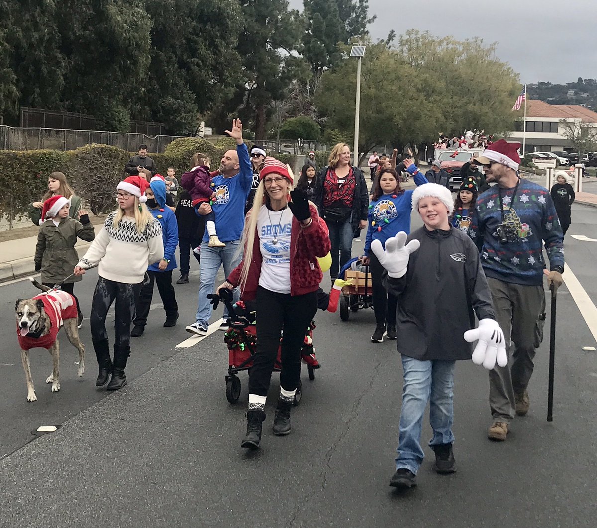 mbennett81094's tweet photo. @PVSDCamarillo We waved and high fived...even Mr. Grinch waved the whole way! 👋 https://t.co/aBxozVnymd