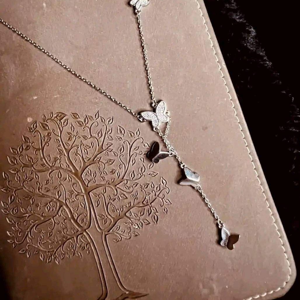 عايزة حد  يهديني سلسلة علي شكل فراشة عشان اقول لقد أهداني إياها شخصي المفضل فشعرت كأني فراشة ترتدي أخري.😇❤