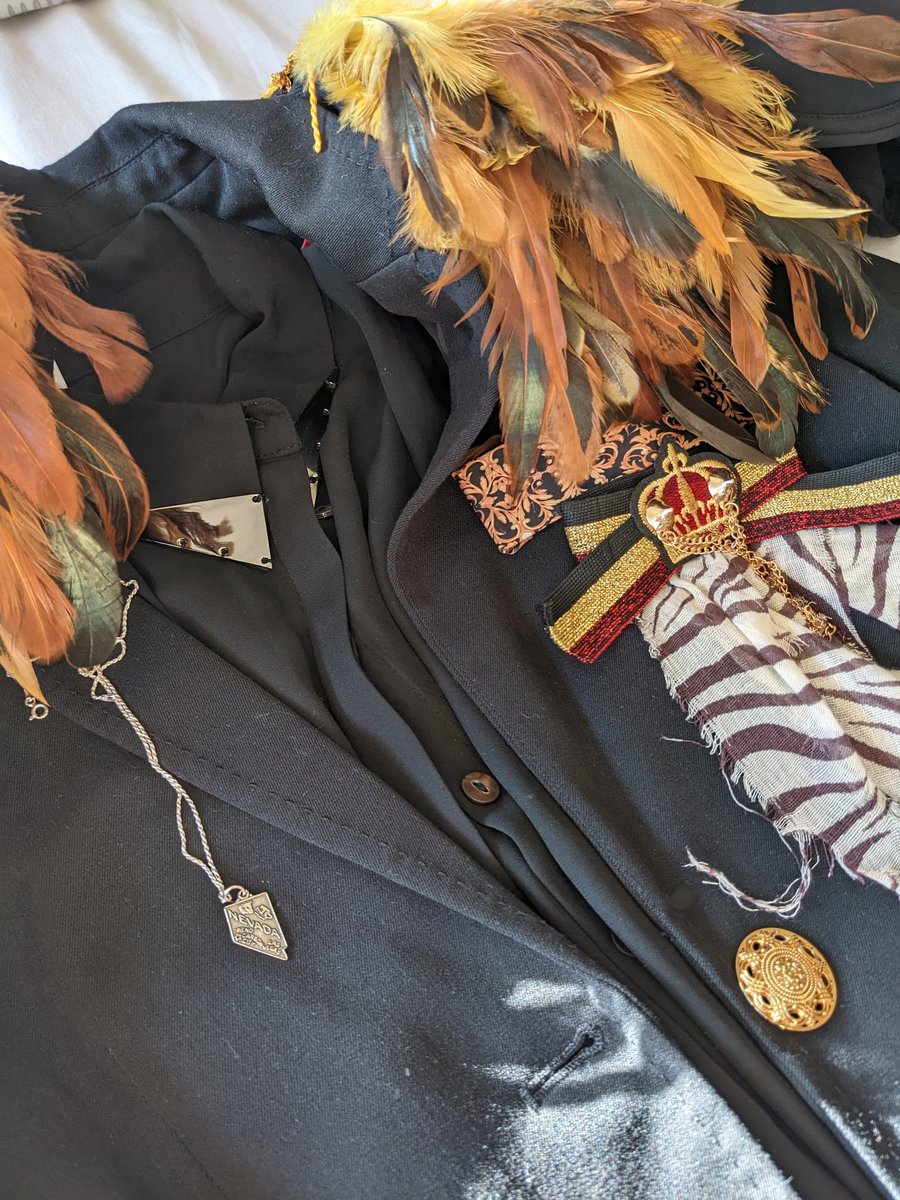 ThaisGlauzer's tweet photo. For my 30th bday I made a @BrandonFlowers feather jacket replica. The vintage Vegas neon cake topper added an extra touch ๐
@thekillers #thekillers #featherjacket #brandonflowers https://t.co/Dcid8Cf09u