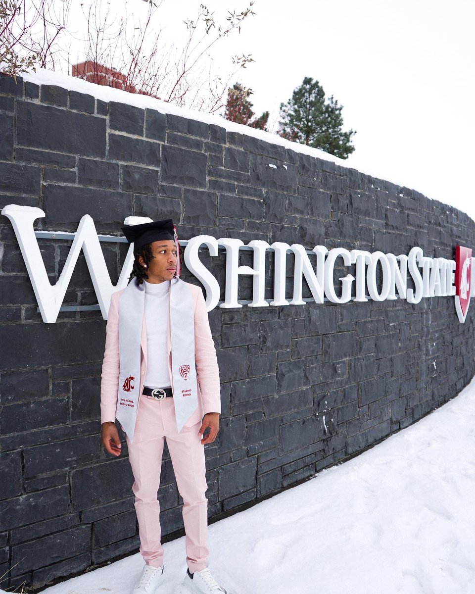 deantaehussle's tweet photo. ‘22 🎓 https://t.co/UQyrz4AjEl