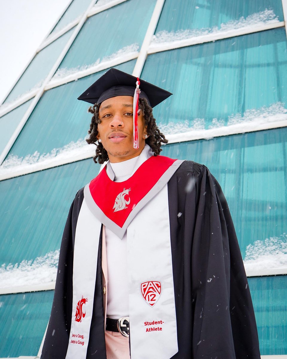 deantaehussle's tweet photo. ‘22 🎓 https://t.co/UQyrz4AjEl