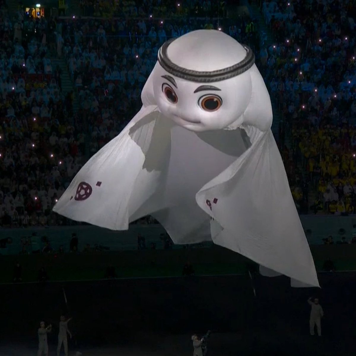 Gladiator1_H's tweet photo. Mascot looking  down at Kane right now #FIFAWorldCup #FIFAWorldCup2022 https://t.co/xhq6uoYiEE