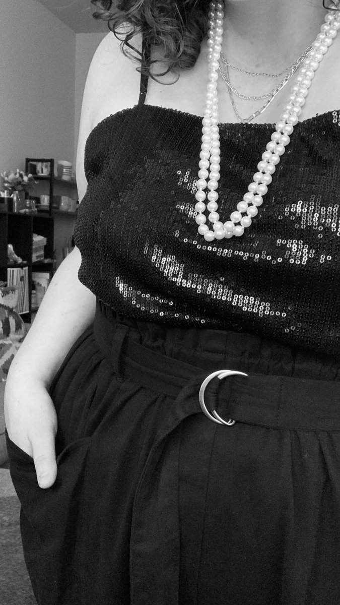 ashleythefrog's tweet photo. the category is “flapper/gangster” https://t.co/32dBUxBiRU