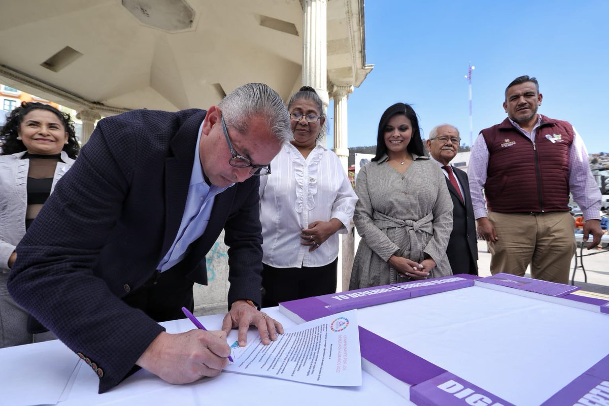 sergiobanosr's tweet image. Junto a integrantes del Centro de Capacitación de los Derechos Humanos Ahuacachahue A.C., pachuqueñas y pachuqueños, firmamos un compromiso ✍🏼 para difundir la dignidad, libertad y justicia, y así hacer valer los derechos humanos.