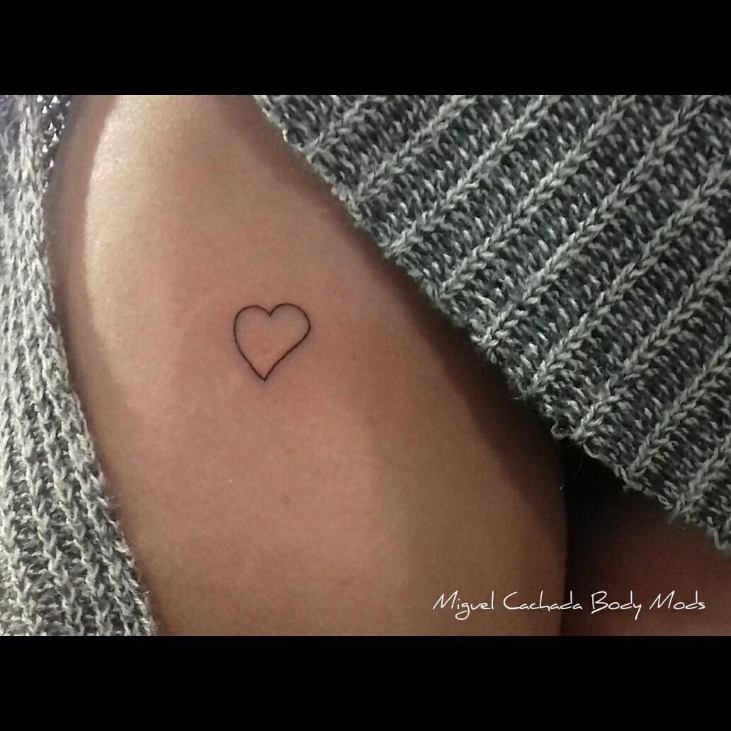 mcachadamods's tweet photo. "it's not perfect, but it's all yours" ❤

blast from the past (2017) 

#minimal #heart #handpoked #tattoo #linework #nomachine #machinefree #stickandpoke https://t.co/P2n5TjPqcP