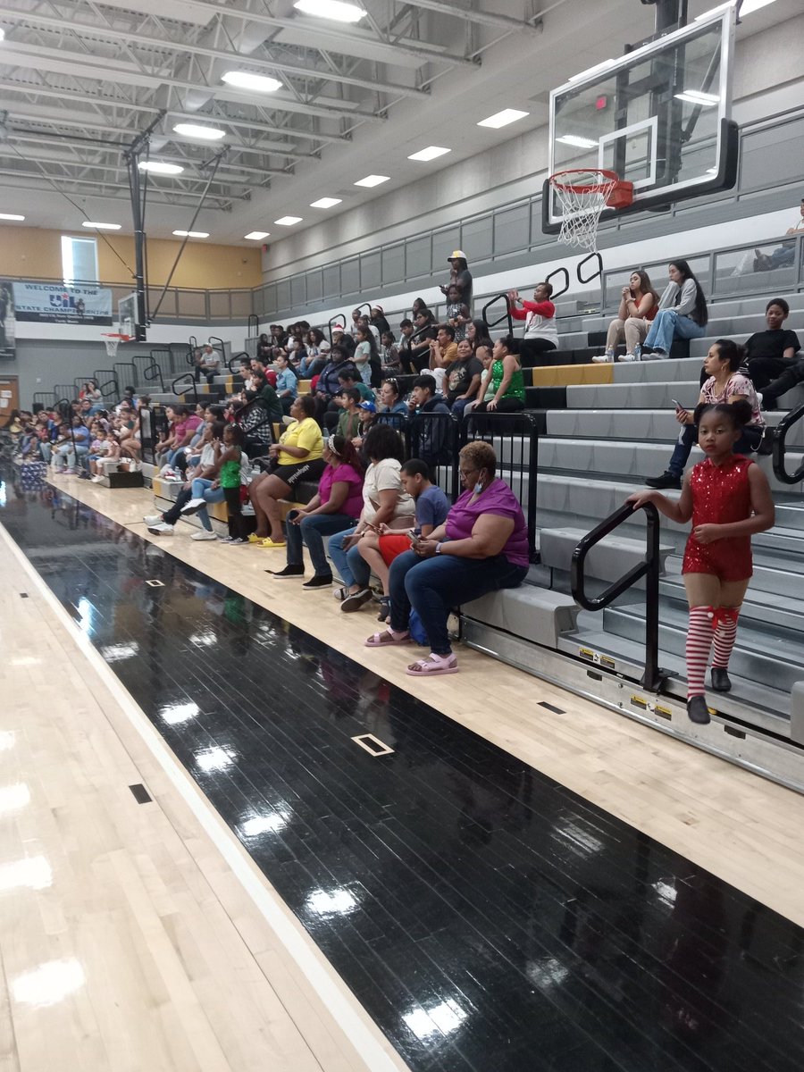 DrGrover2's tweet photo. Winter Festival at North Forest High School. It's always a great look when the community and the school connects! #parentfamilyengagementmatters https://t.co/YE5D3D6yND