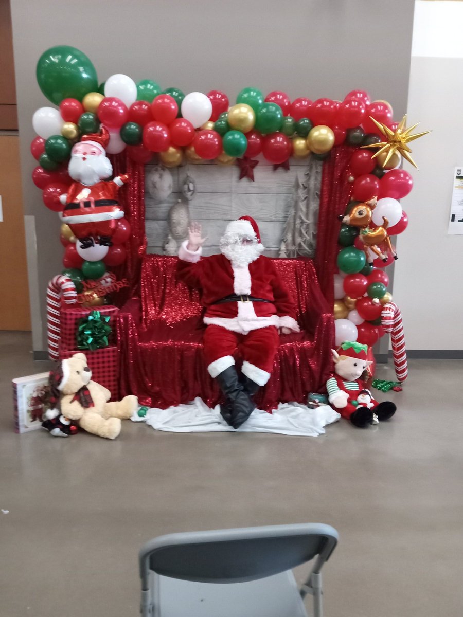 DrGrover2's tweet photo. Winter Festival at North Forest High School. It's always a great look when the community and the school connects! #parentfamilyengagementmatters https://t.co/YE5D3D6yND