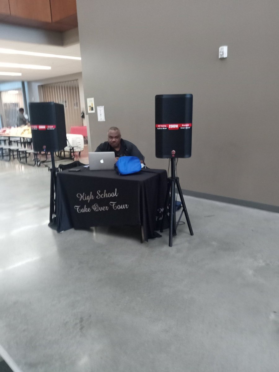 DrGrover2's tweet photo. Winter Festival at North Forest High School. It's always a great look when the community and the school connects! #parentfamilyengagementmatters https://t.co/YE5D3D6yND