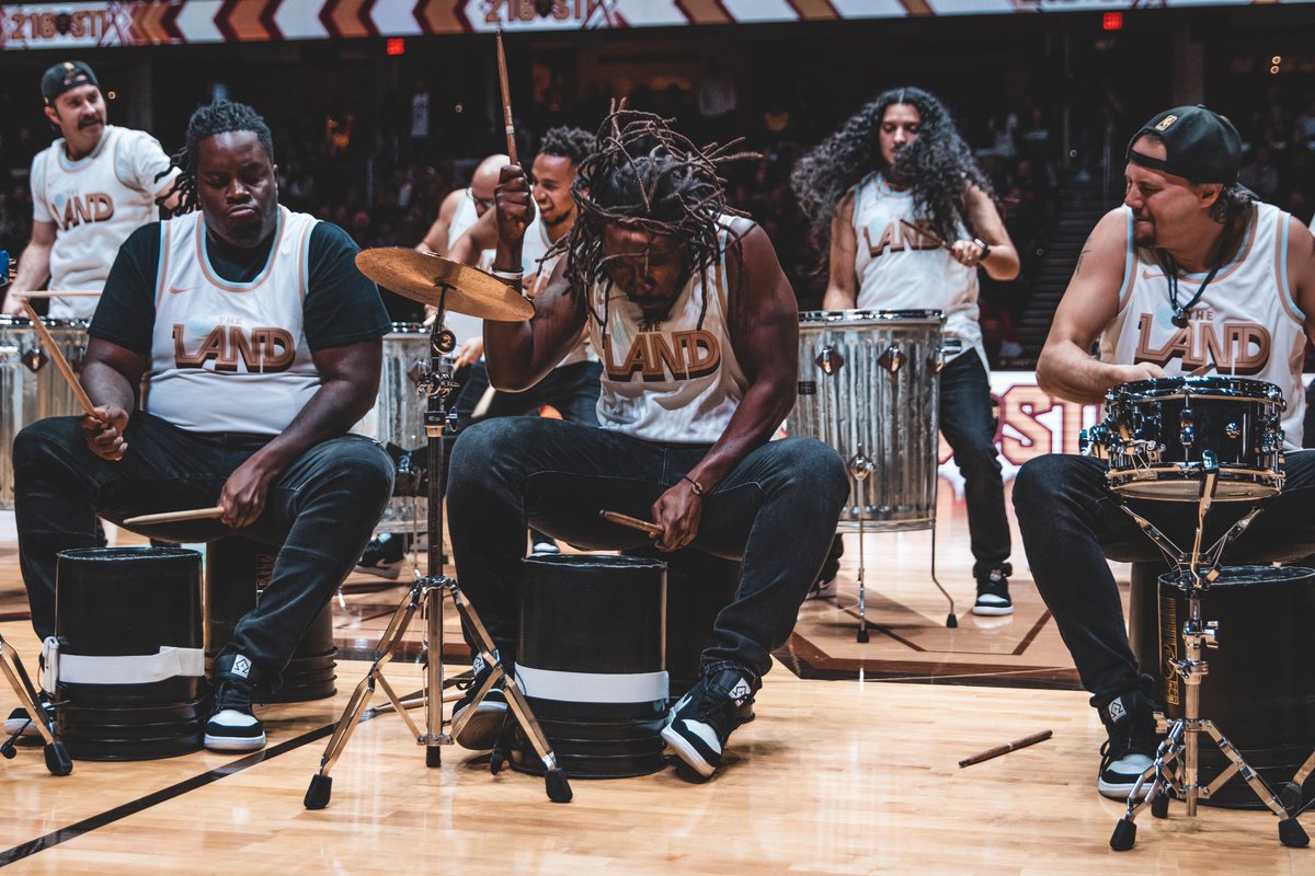 Cavs216Stix's tweet photo. Back reppin city 🌳 #LetEmKnow https://t.co/vW1OetsDgN