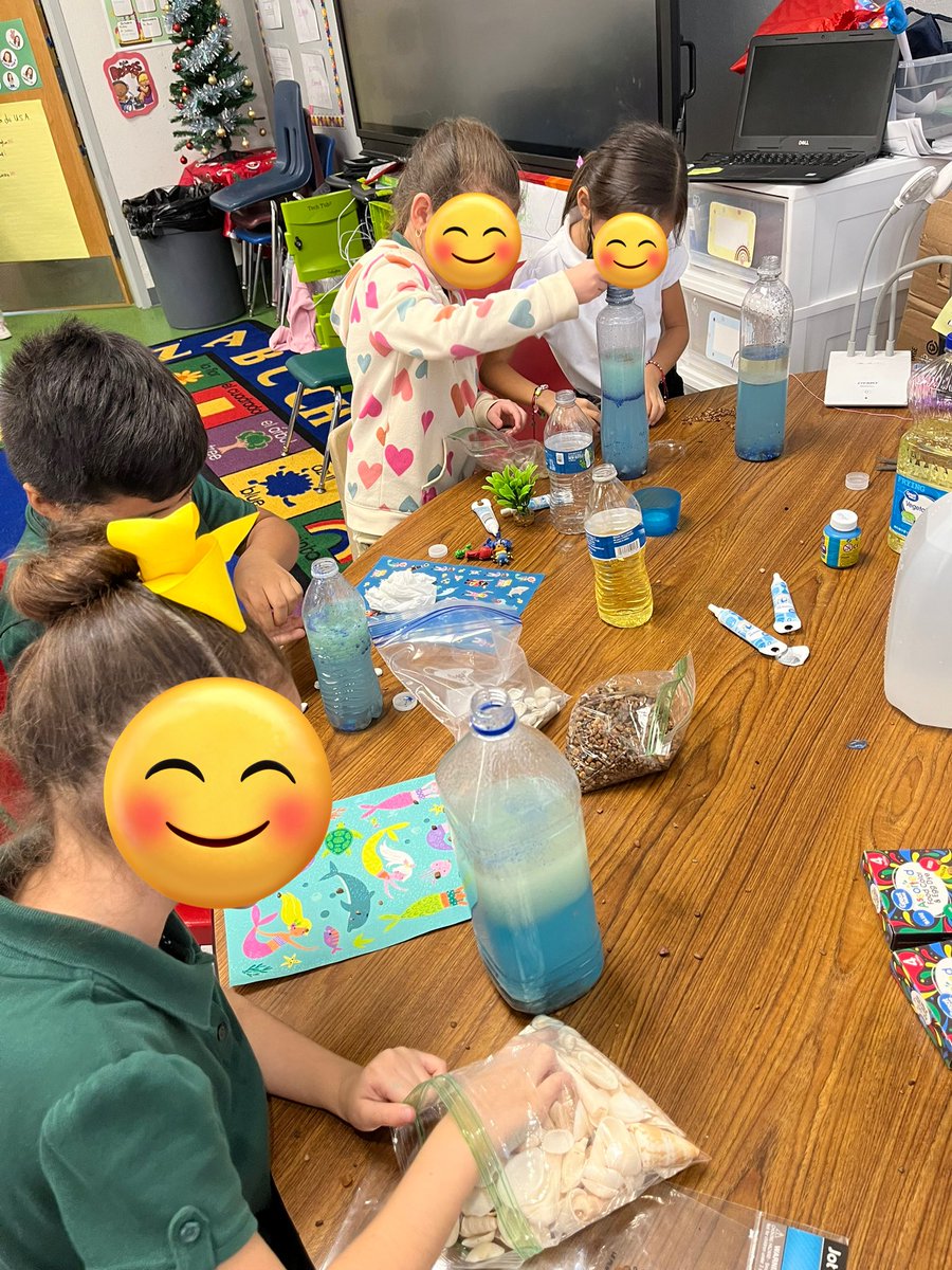 MrsReyes_G's tweet photo. Have you ever created your own ocean in a bottle? We did! #LoveSciences #Disd https://t.co/vCaYl2MrF0