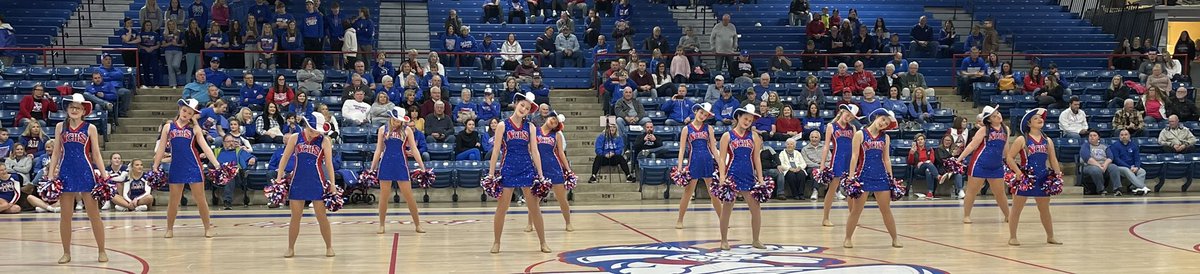 NCHSDIST99AD's tweet photo. Great job of improvising by our Stingers!!! Big shoutout to our student section and fans for helping out!!!  Great job ladies!!! #NCHS #GoBigBlue #Stingers https://t.co/2CDBMjxc21