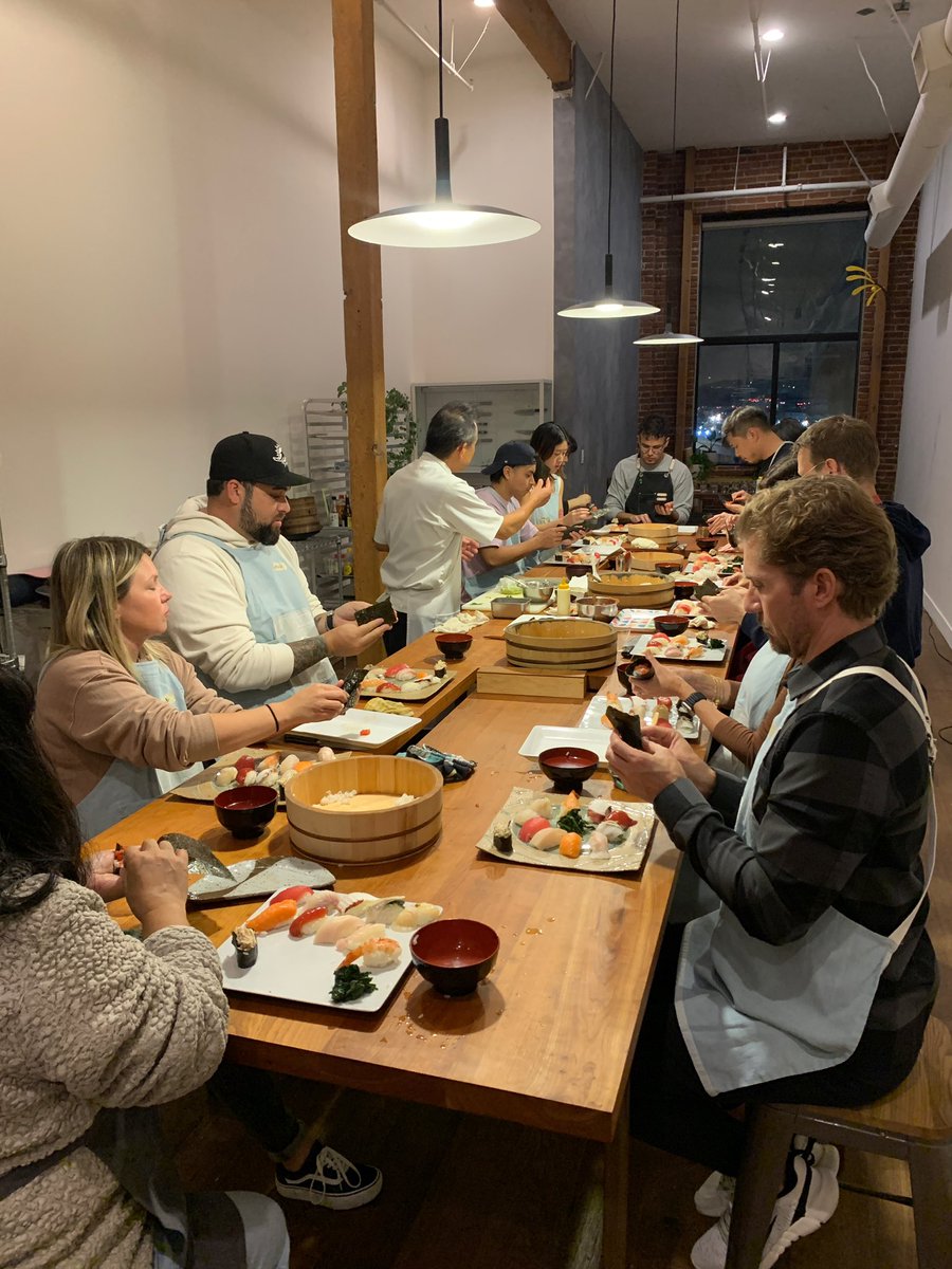 FOODSTORY_Japan's tweet photo. Everyone is usually quiet and focused when making their own sushi at Nigiri Sushi class. Then busy taking photos! Join our sushi class someday!  We have a gift card. Visit our website. #HappyHolidays #giftideas #LosAngeles #cookingclass #sushi https://t.co/F3w0I5Pj0T