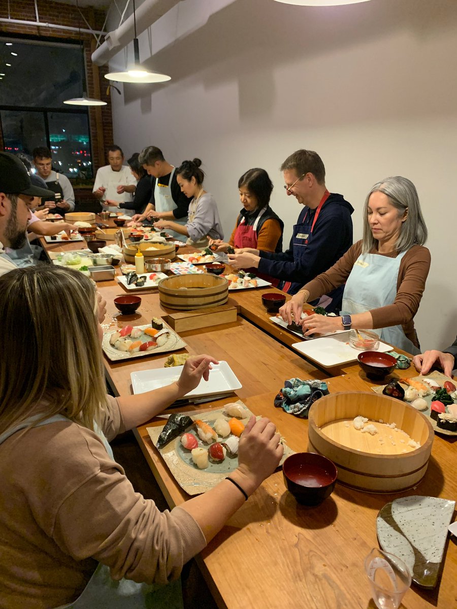 FOODSTORY_Japan's tweet photo. Everyone is usually quiet and focused when making their own sushi at Nigiri Sushi class. Then busy taking photos! Join our sushi class someday!  We have a gift card. Visit our website. #HappyHolidays #giftideas #LosAngeles #cookingclass #sushi https://t.co/F3w0I5Pj0T