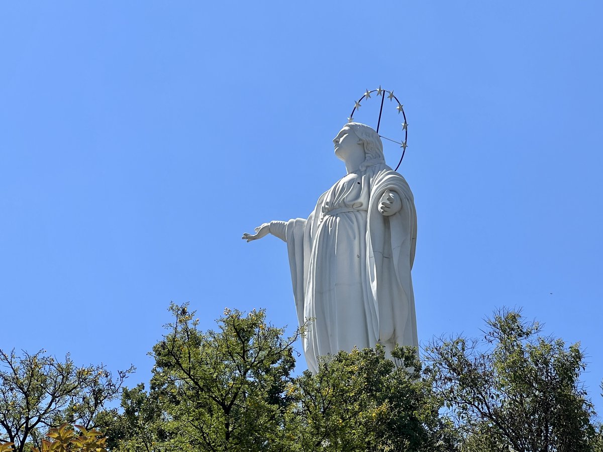 「サン・クリストバルの丘へ。頂上には大きなマリア像があり、祈りを捧げる人たちがいた」|たろー🌎世界一周中のイラスト