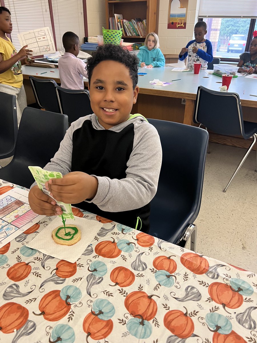 Lingerfeldtcats's tweet photo. Wildcat Reward Day….Cookie decorating &amp; of course tasting!!!! https://t.co/UinNcTbVjS