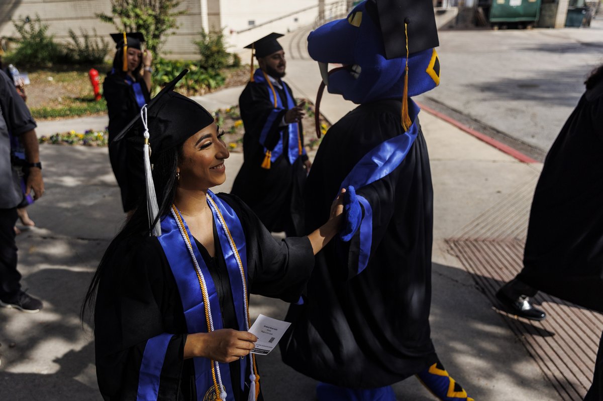 SamOwensphoto's tweet photo. Kimberly Mata-Rubio (@kimrubio21) graduated Magna Cum Laude from St. Mary's University (@StMarysU) w/ a Bachelor of Arts in History this afternoon. Her family was there to cheer her on &amp; brought a pic of her daughter Lexi, one of 19 children killed in the Robb Elementary massacre https://t.co/fdOS9C5dAO