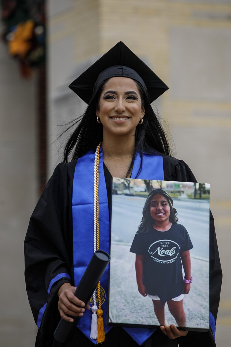 SamOwensphoto's tweet photo. Kimberly Mata-Rubio (@kimrubio21) graduated Magna Cum Laude from St. Mary's University (@StMarysU) w/ a Bachelor of Arts in History this afternoon. Her family was there to cheer her on &amp; brought a pic of her daughter Lexi, one of 19 children killed in the Robb Elementary massacre https://t.co/fdOS9C5dAO