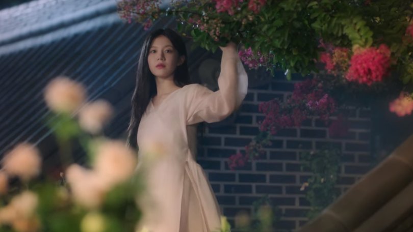 vincassanova's tweet photo. to avoid ANY confusion (real ones know what i am talking about):

this is NAKSU/CHO YEONG. she suffers from amnesia and BELIEVES she is jin buyeon because that's what lady jin told her. in reality, it's only one body-one soul thing.

#AlchemyOfSoulsEp21 https://t.co/OgwtiHn3kl
