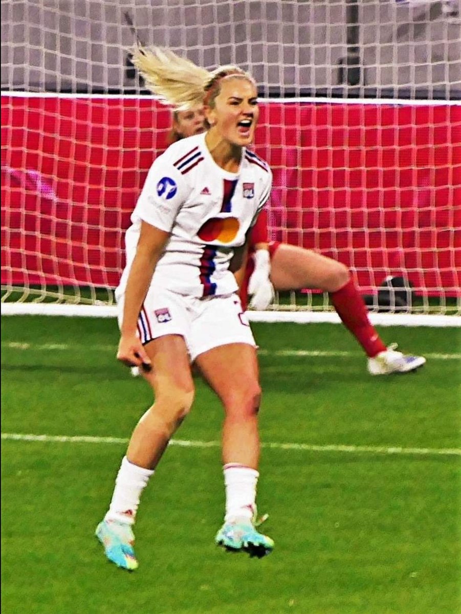 OLAngElles's tweet photo. #OLFCZ
Gooooaaalllll @LindseyHoran ⚽️
#UWCL https://t.co/6aZ3IWCVNf