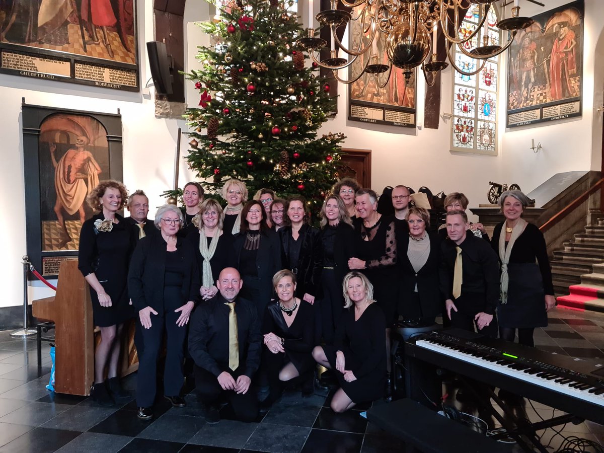 PopkoorBloom3's tweet photo. Kerstmarkt Haarlem 

Eerste kerstoptreden van 2023 is een feit. Op een geweldig druk bezochte Kerstmarkt opgetreden in de Gravenzaal van Stadhuis #Haarlem.

https://t.co/19rU0hFXbW https://t.co/cq1iIBFnj6
