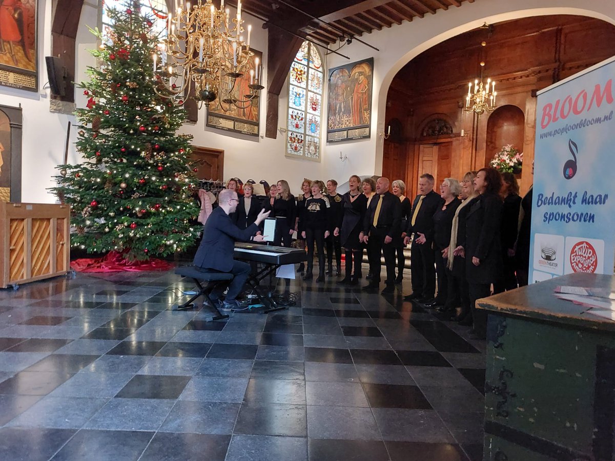 PopkoorBloom3's tweet photo. Kerstmarkt Haarlem 

Eerste kerstoptreden van 2023 is een feit. Op een geweldig druk bezochte Kerstmarkt opgetreden in de Gravenzaal van Stadhuis #Haarlem.

https://t.co/19rU0hFXbW https://t.co/cq1iIBFnj6