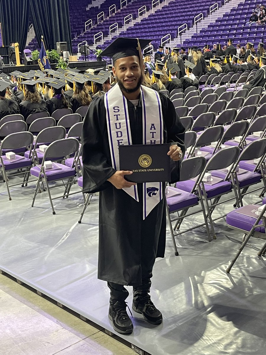 MrNewYorkCityy's tweet photo. Graduated From The Best School On Earth! Proud To Be A Wildcat 🌏💜 #EMAW https://t.co/TZplo1djwL