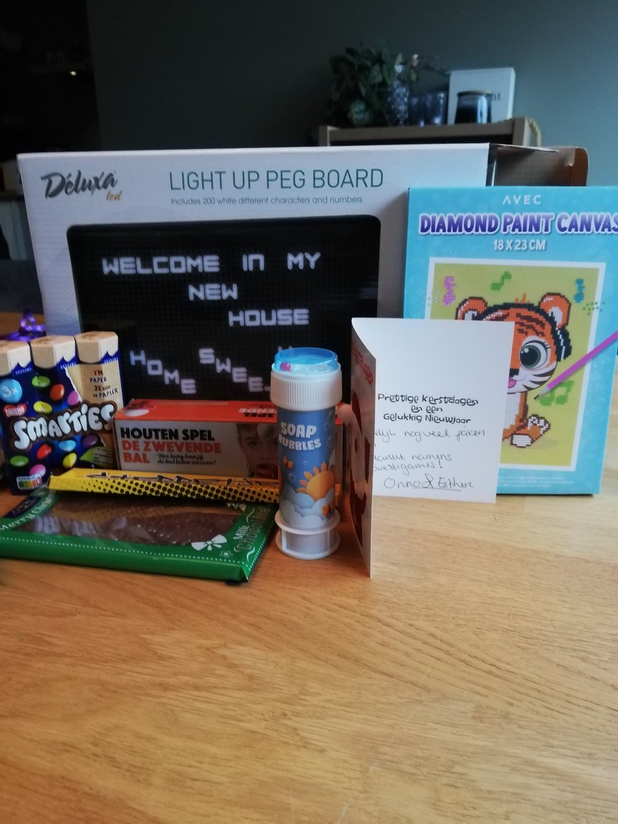 Wanneer <a href="/Peermeneer_/">Onno</a> en Esther voor je deur staan met een kerstpakket voor het helpen met een quest ❤️❤️

Als je de quest nog niet hebt gedaan, ga is heel snel naar play.svestigames.nl dan xoxo