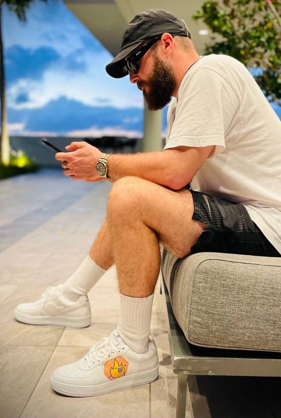 pfpworld's tweet image. This team is truly amazing! 👟🌐
.
Legendary group with over 20 years experience in streetwear!
.
.
@JavierLaval, @harrybeee, @Conquant and @diogscardoso are making the (I)MPOSSIBLE (P)OSSIBLE 
.
.
We missed you @cypherzilla and @EWada, @raleighfelton, Rod K and of course MATTY G