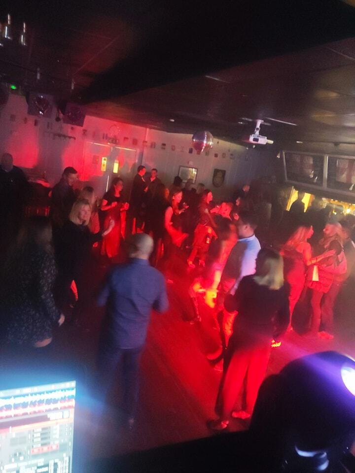 FunkyFeetDJ's tweet photo. Well they got over that result quickly. Now to play Three Lions or not........hmmmmmm.......
#robkatesdj https://t.co/Iiv3ZmgwML