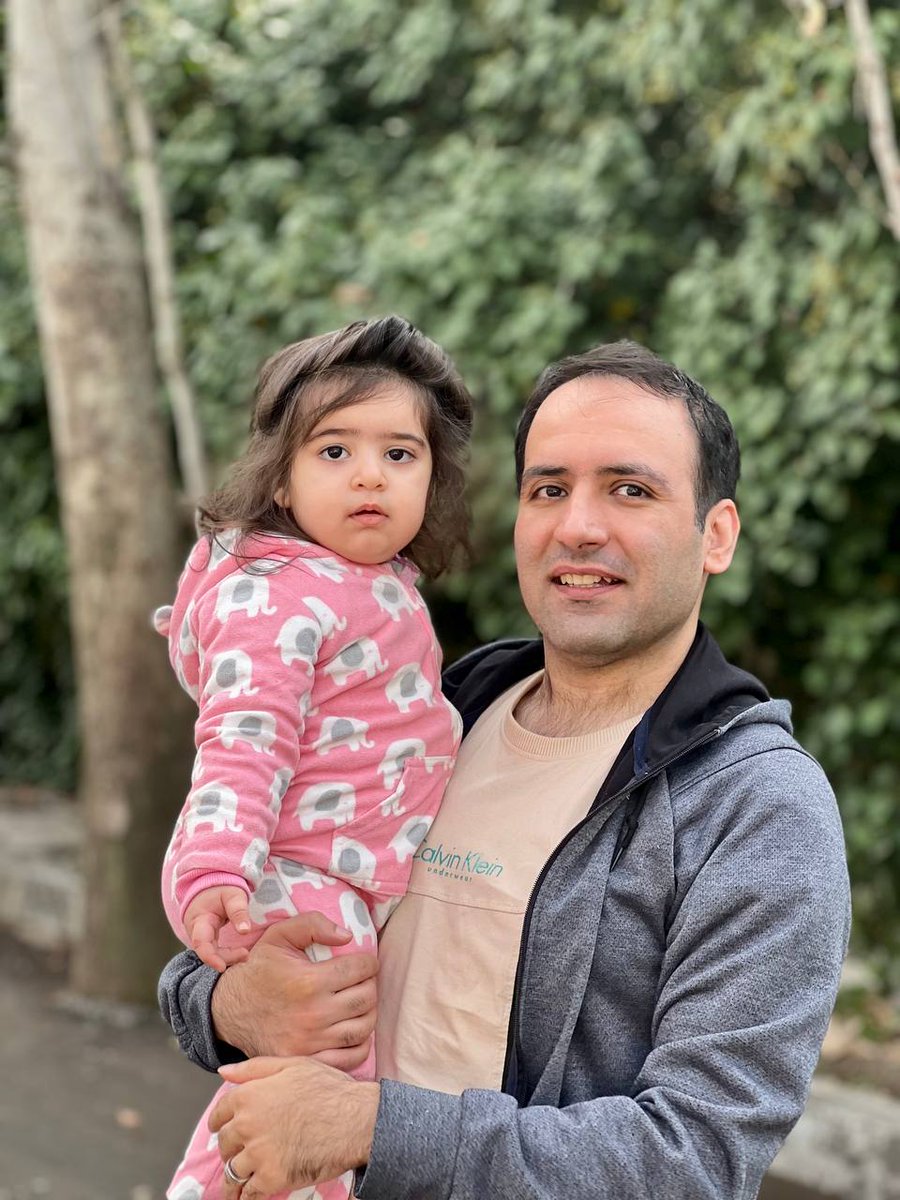 HosseinRonaghi's tweet photo. چند روز پیش به «رها» دختر قشنگ‌ «مجید توکلی» قول دادم «به‌زودی بابات رو برمی‌گردونیم پیشت.»
برای مجید و برای همه رفقایی که در بازداشت کنار هم بودیم و امروز محکوم به حکم‌های سنگین و اعدام هستند باید بایستیم. آینده از آنِ رها و کودکان ایران است؛ آینده ایران، زن، زندگی و آزادی است. https://t.co/DT23LBfhqp