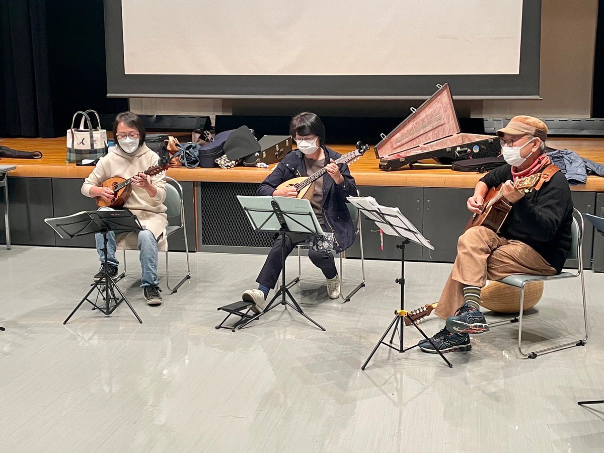 MandolinPoco's tweet photo. 今年の練習はこれが弾き納めとなります。いつもと変わらぬ練習風景ですが載せておきます。
2023年1月28日にミニコンを予定しております。どうぞよろしくお願いします。
#マンドリン　#ギター　#弾き納め　#年末の挨拶にはまだはやい https://t.co/LOCuJlcoNB