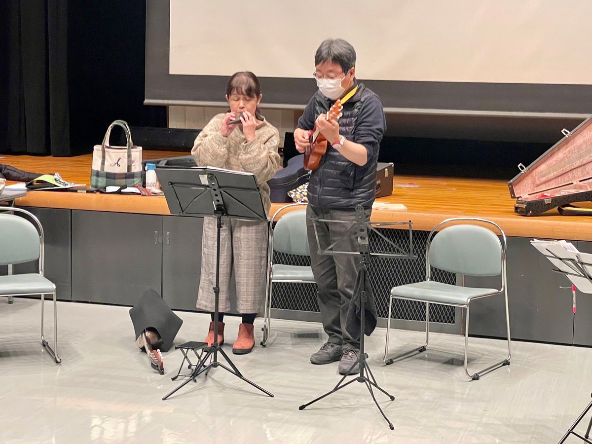 MandolinPoco's tweet photo. 今年の練習はこれが弾き納めとなります。いつもと変わらぬ練習風景ですが載せておきます。
2023年1月28日にミニコンを予定しております。どうぞよろしくお願いします。
#マンドリン　#ギター　#弾き納め　#年末の挨拶にはまだはやい https://t.co/LOCuJlcoNB