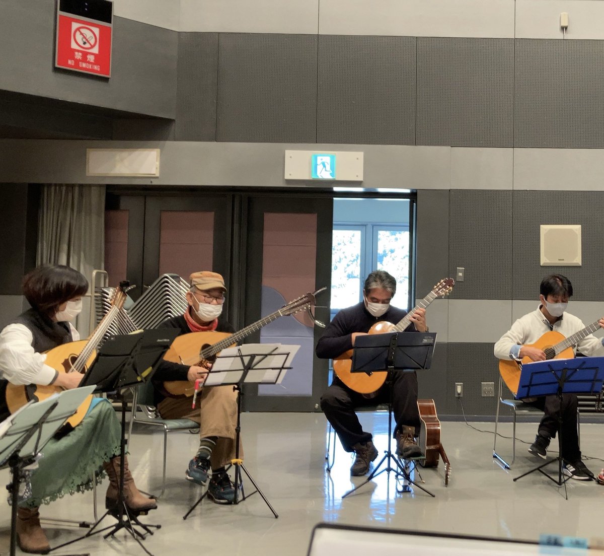 MandolinPoco's tweet photo. 今年の練習はこれが弾き納めとなります。いつもと変わらぬ練習風景ですが載せておきます。
2023年1月28日にミニコンを予定しております。どうぞよろしくお願いします。
#マンドリン　#ギター　#弾き納め　#年末の挨拶にはまだはやい https://t.co/LOCuJlcoNB