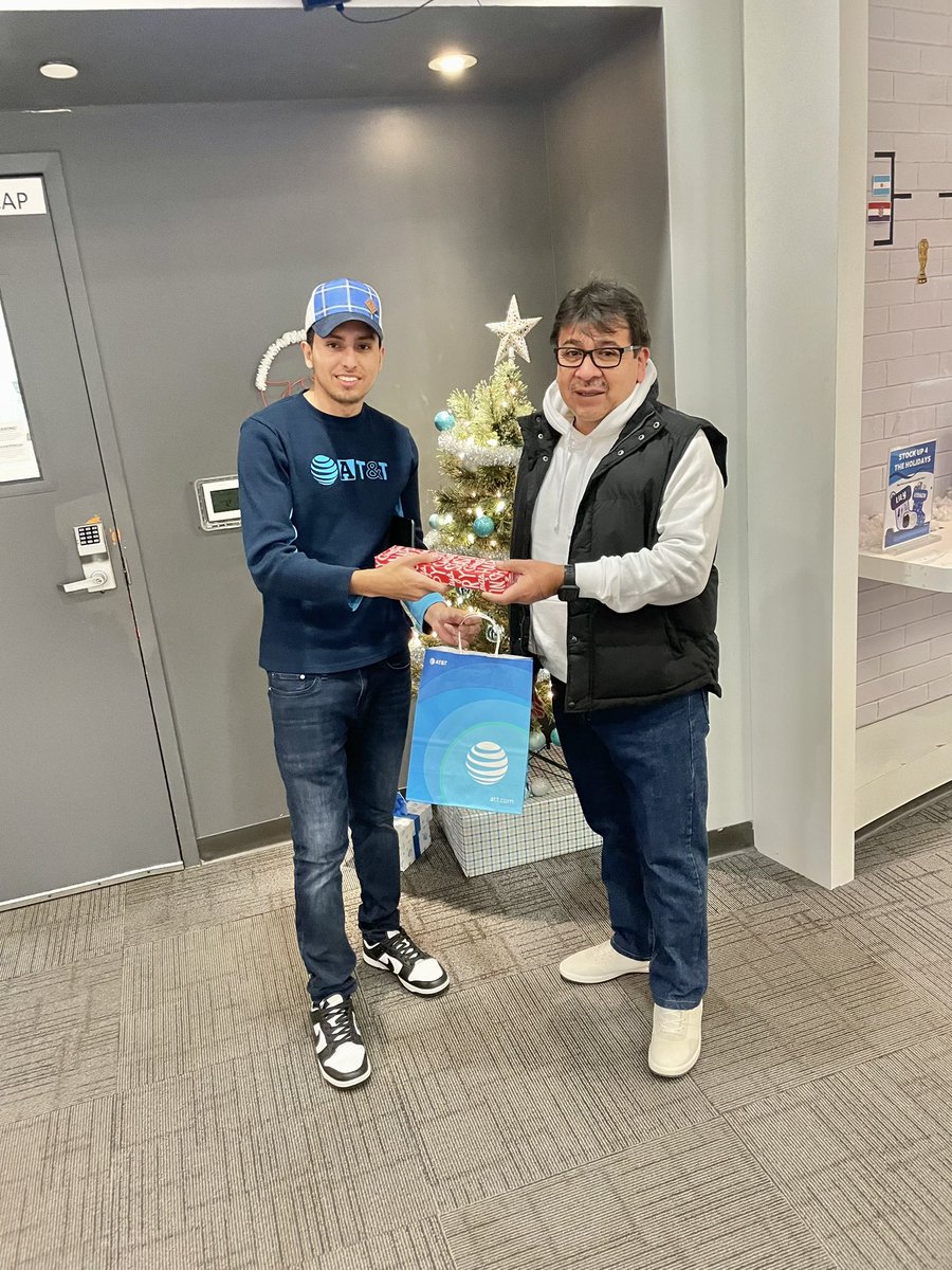 Saturday with the Christmas gifts 🛍️🎄🎁 <a href="/ATT_Melo/">ATTMelo</a> <a href="/MarketbyJ/">Jennifer</a> <a href="/mrodriguez_bk/">Mari Rodriguez</a>