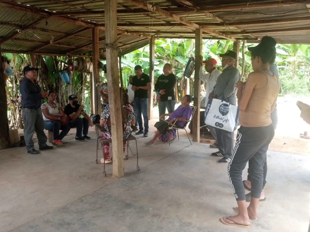 juanmanuellbad's tweet photo. Hoy en el sector el Baquiro d'la comunidad agrícola del Buey en el Municipio Piar;se comprometieron en llevar el mensaje d' @prospericarlos a todos su vecinos, manifestando darle el apoyo a Prosperi porq'el representa el cambio de modelo político q' requiere el campo venezolano https://t.co/rBKYTXE9hH