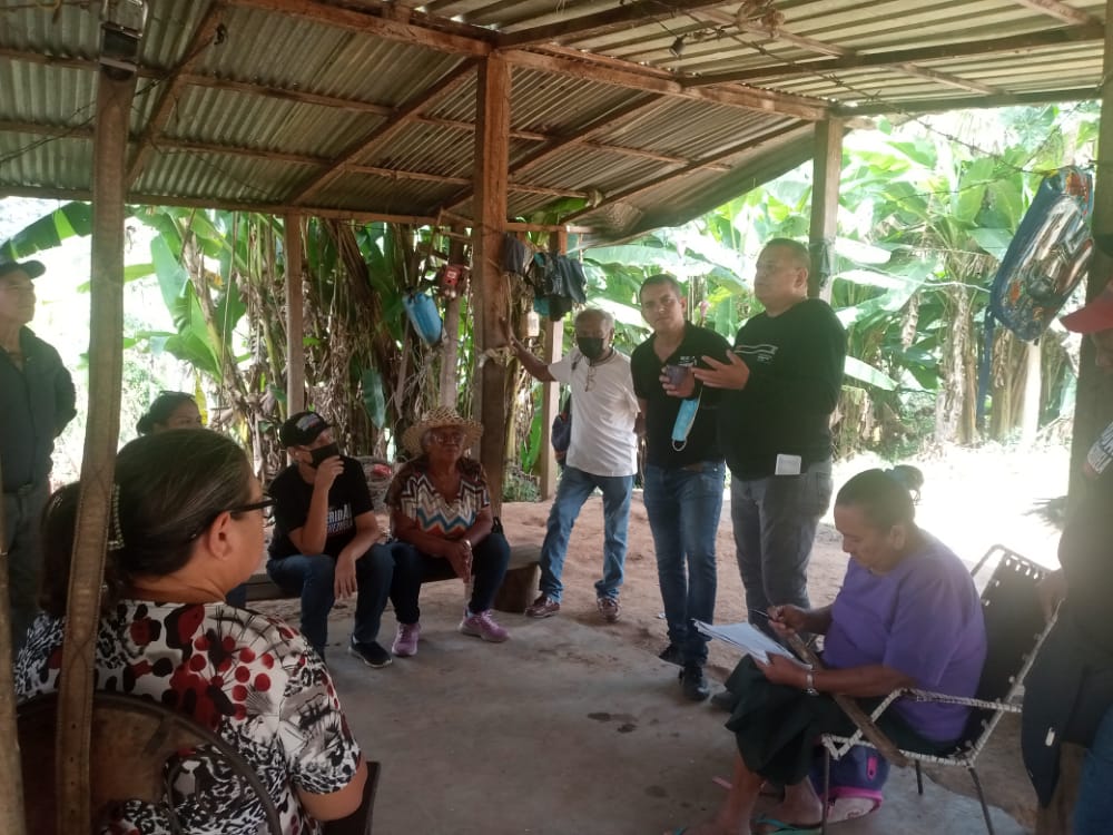 juanmanuellbad's tweet photo. Hoy en el sector el Baquiro d'la comunidad agrícola del Buey en el Municipio Piar;se comprometieron en llevar el mensaje d' @prospericarlos a todos su vecinos, manifestando darle el apoyo a Prosperi porq'el representa el cambio de modelo político q' requiere el campo venezolano https://t.co/rBKYTXE9hH